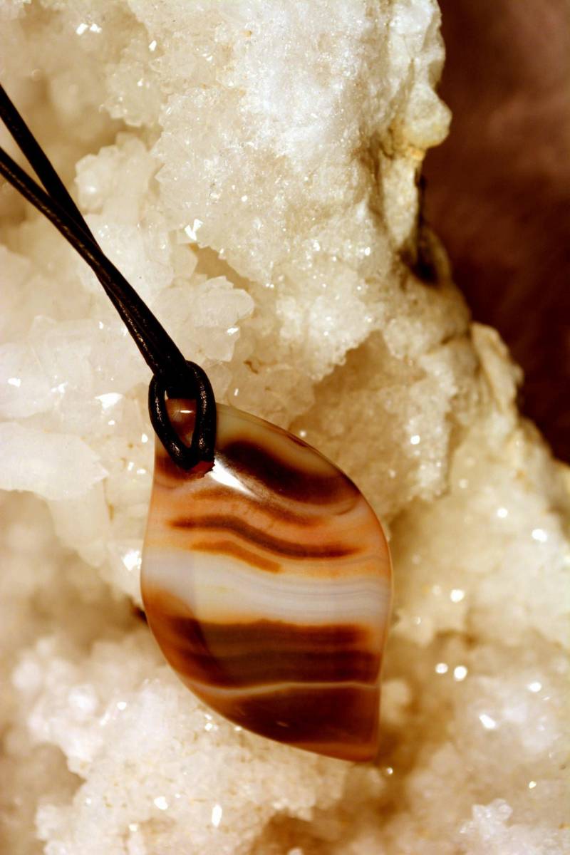 Braun-Gelb Gebänderter Achatblatt-Anhänger Ref204 von LITHOZENPALEOSCOPE