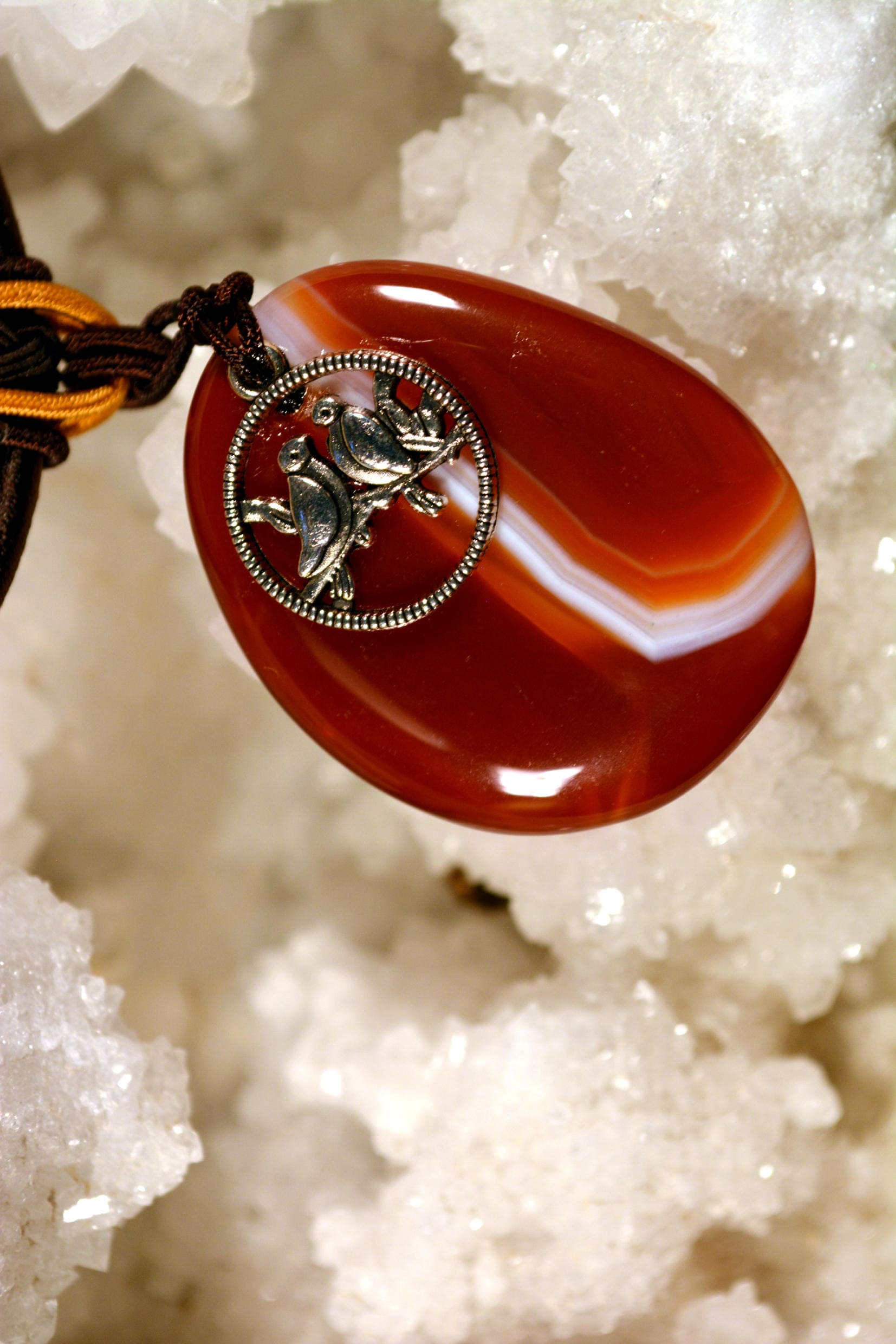 Gebänderter Achatanhänger Mit „Vogelkäfig"-Motiv N19 von LITHOZENPALEOSCOPE