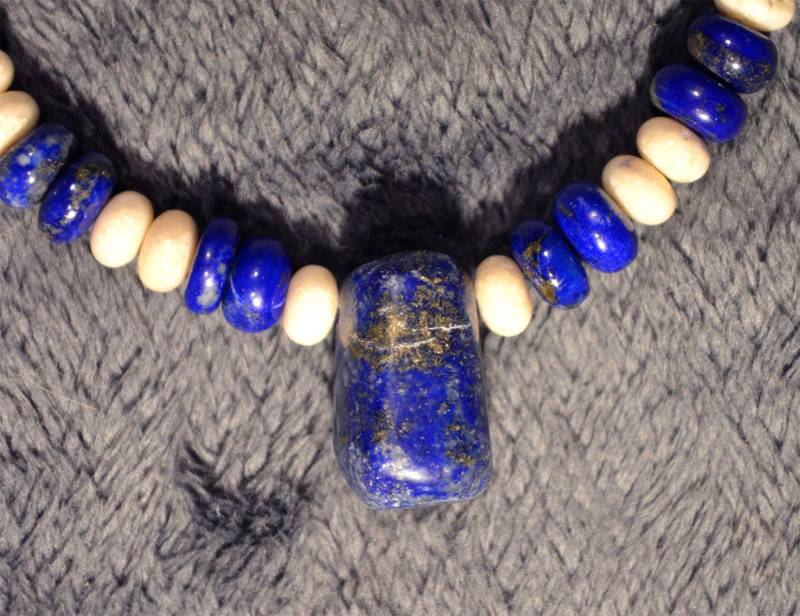 Lapislazuli-Halskette Aus Pakistan, Lapislazuli - Und Howlith-Perlen/Garantiert Exklusives Einzigartiges Schmuckstück N57 Métis von LITHOZENPALEOSCOPE
