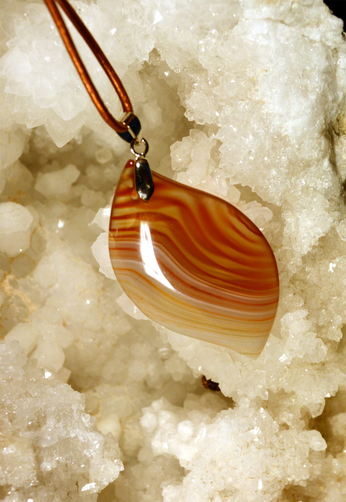 N212 Zonierter Achatblattanhänger von LITHOZENPALEOSCOPE