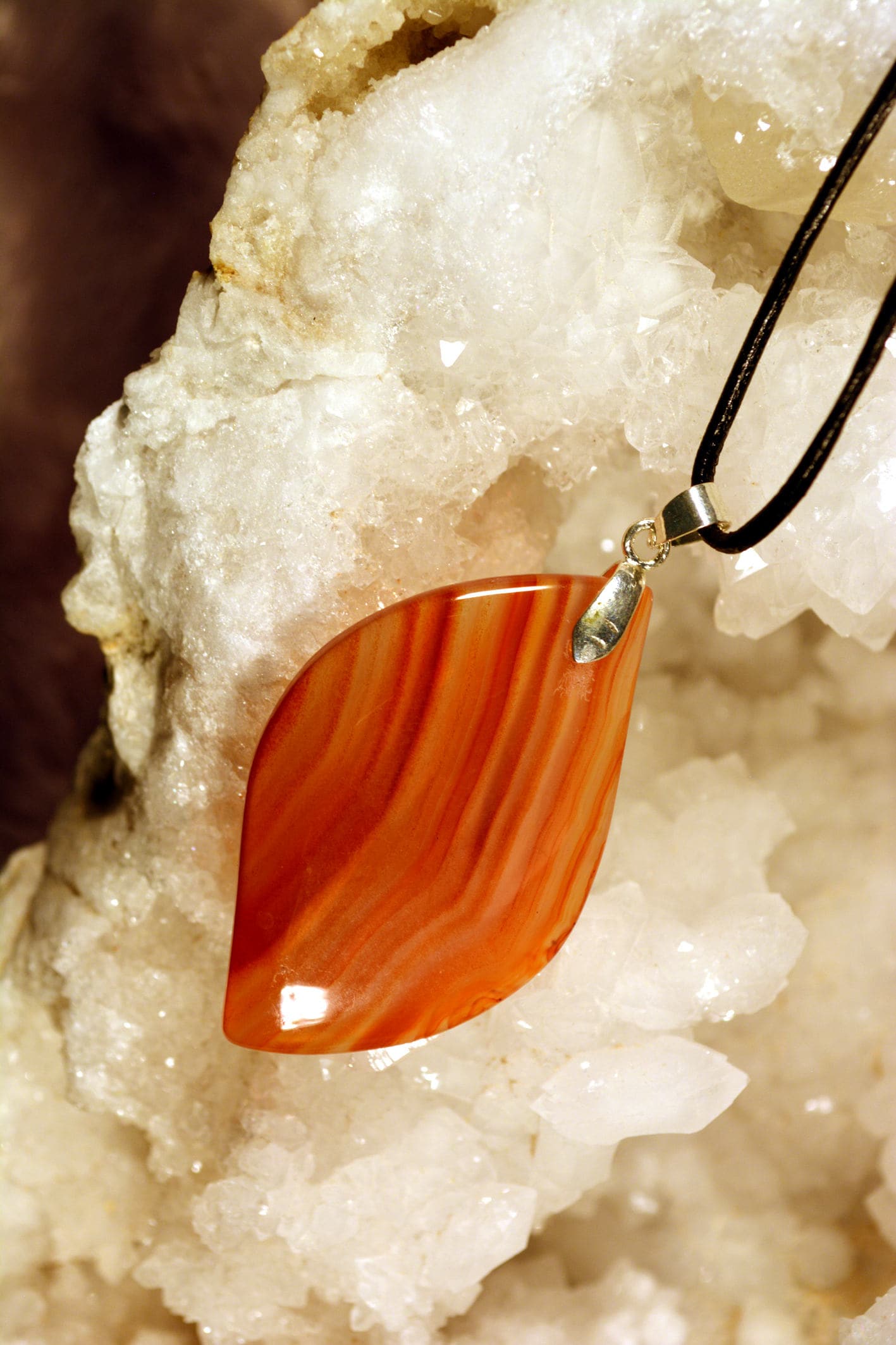 Orangefarbener, Gebänderter Karneolachat-Blattanhänger Ref207 von LITHOZENPALEOSCOPE