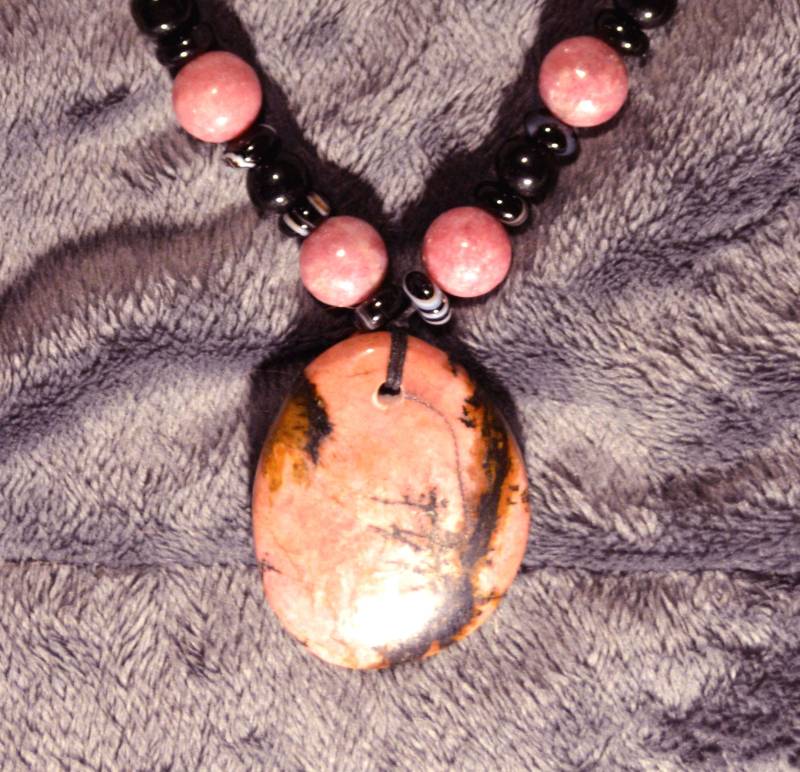 Halskette Aus Flachen Rhodonit-Kieselsteinen/Perlen Lepidolith, Turmalin Und Onyx Garantiert Exklusives Einzigartiges Schmuckstück N05 Aldebaran von PALEOSCOPEPALEOLODGE