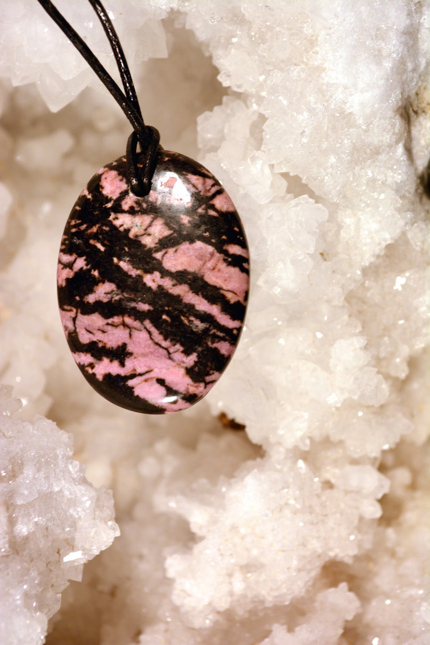 Rhodonit N218 Anhänger von LITHOZENPALEOSCOPE