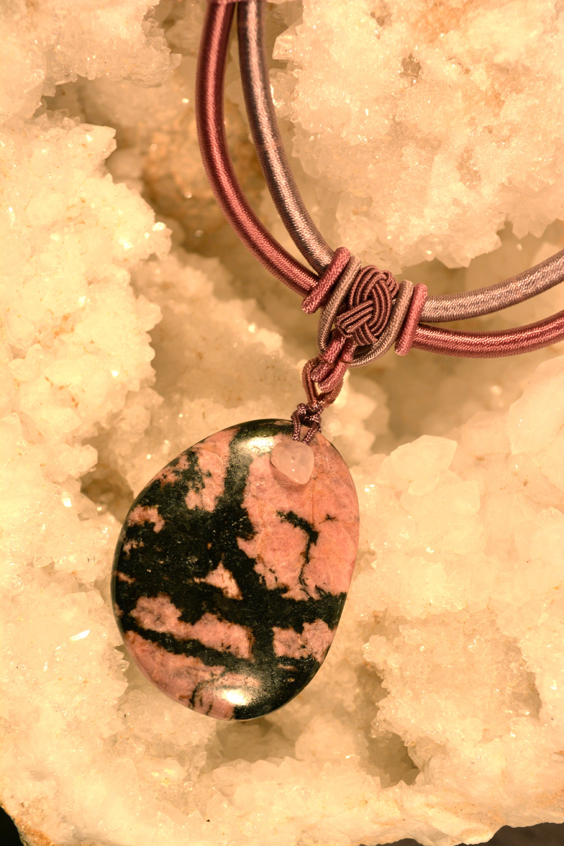 Rhodonit N45 Anhänger von LITHOZENPALEOSCOPE