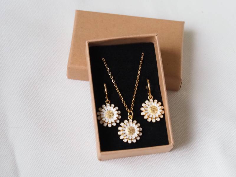 Schmuckset „Calmomille" Bestehend Aus Kette Und Ohrringen Mit Kamillenanhänger Schmuckset „Calmomille" Bestehend Aus Kette Und Ohrringen Mit Kamillenanhänger von LITSYjewelry