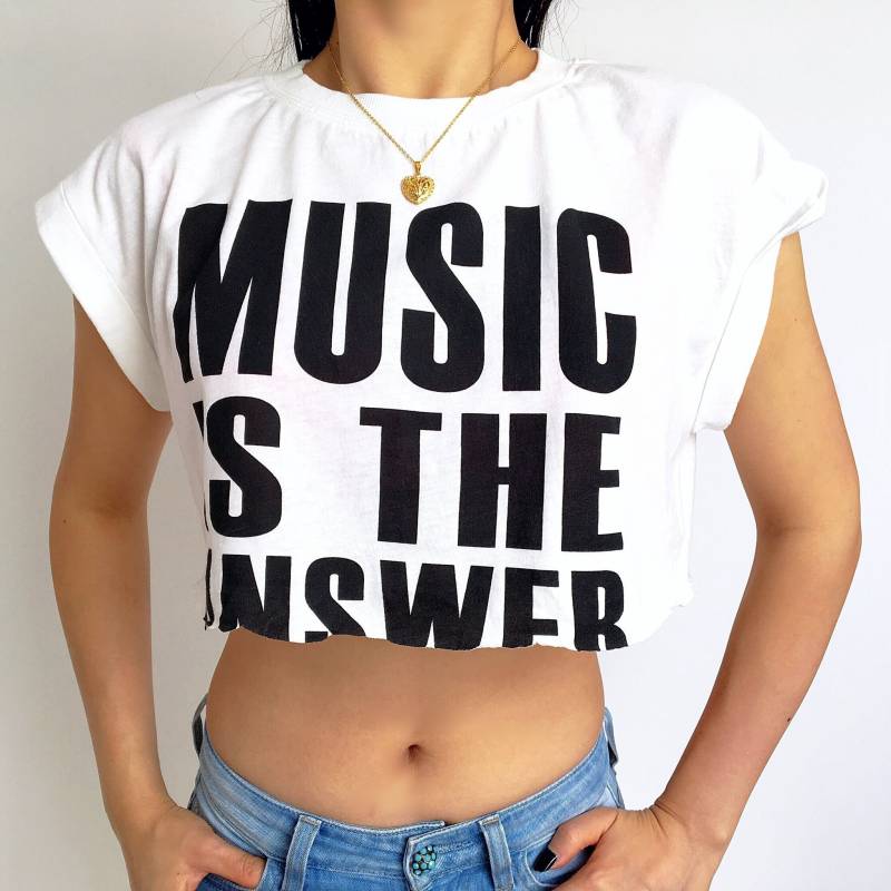 Vintage Musik Worte Logo Crop Weiß Schwarz T-Shirt von LITTLEDREAMERUK