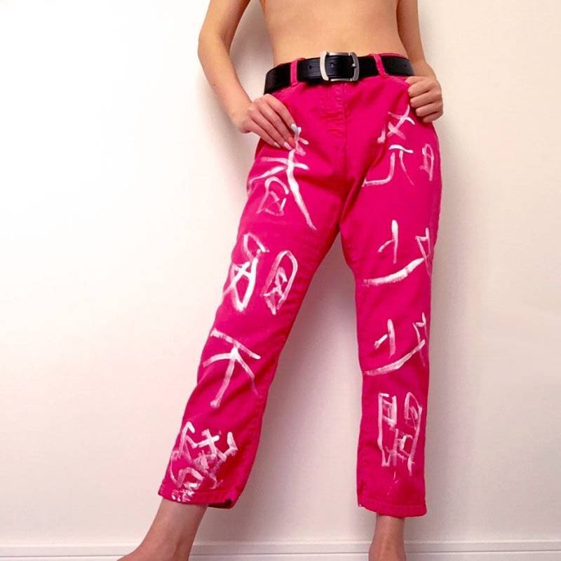 Weiße Figuren Rot Jeans Orientalisch Nachgearbeitet Nacharbeit Unikat Hose von LITTLEDREAMERUK