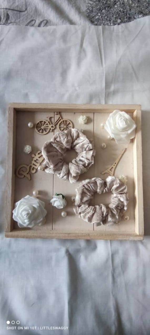 Packung Mit 3 Chouchous/Scrunchies Aus Braunem Beigem Samt Packung Mit 3 Chouchous/Scrunchies Aus Braunem Beigem Samt von LITTLESWAGGY