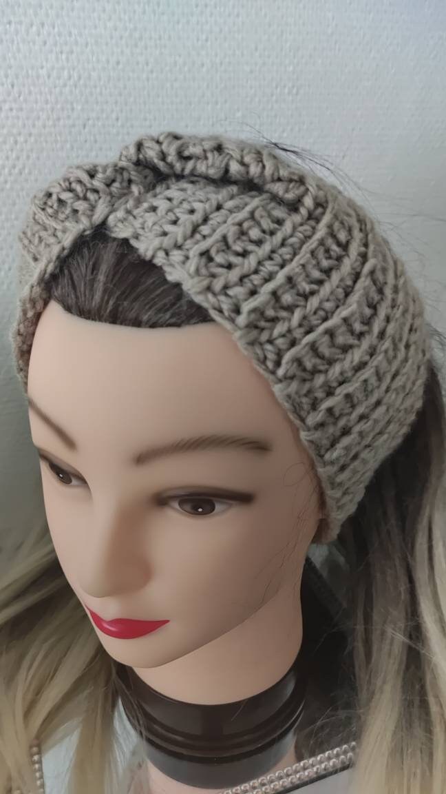 stirnband Handgefertigt Mit Hellbraunem Haken stirnband Handgefertigt Mit Hellbraunem Haken von LITTLESWAGGY