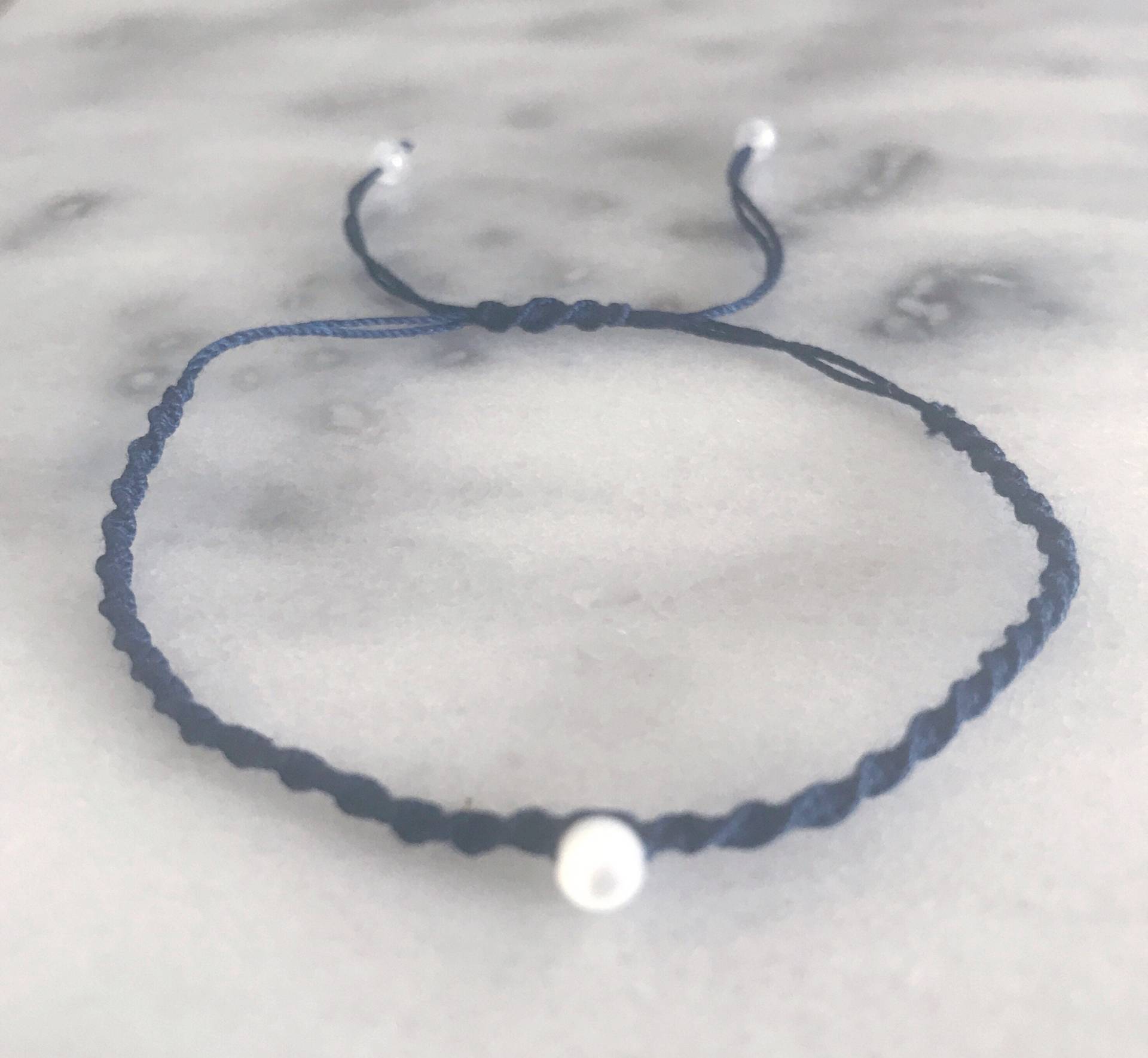 Zarte Geflochtene Marineblaue Seide Armband Mit Mondstein Perlen von LIVELOVESHINE13