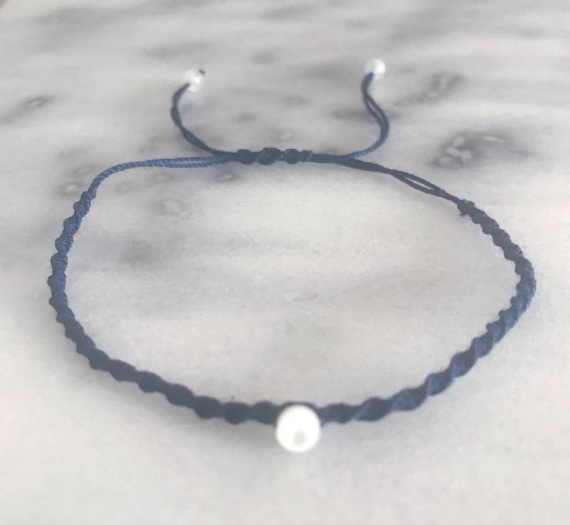 Zarte Geflochtene Marineblaue Seide Armband Mit Mondstein Perlen Zarte Geflochtene Marineblaue Seide Armband Mit Mondstein Perlen von LIVELOVESHINE13