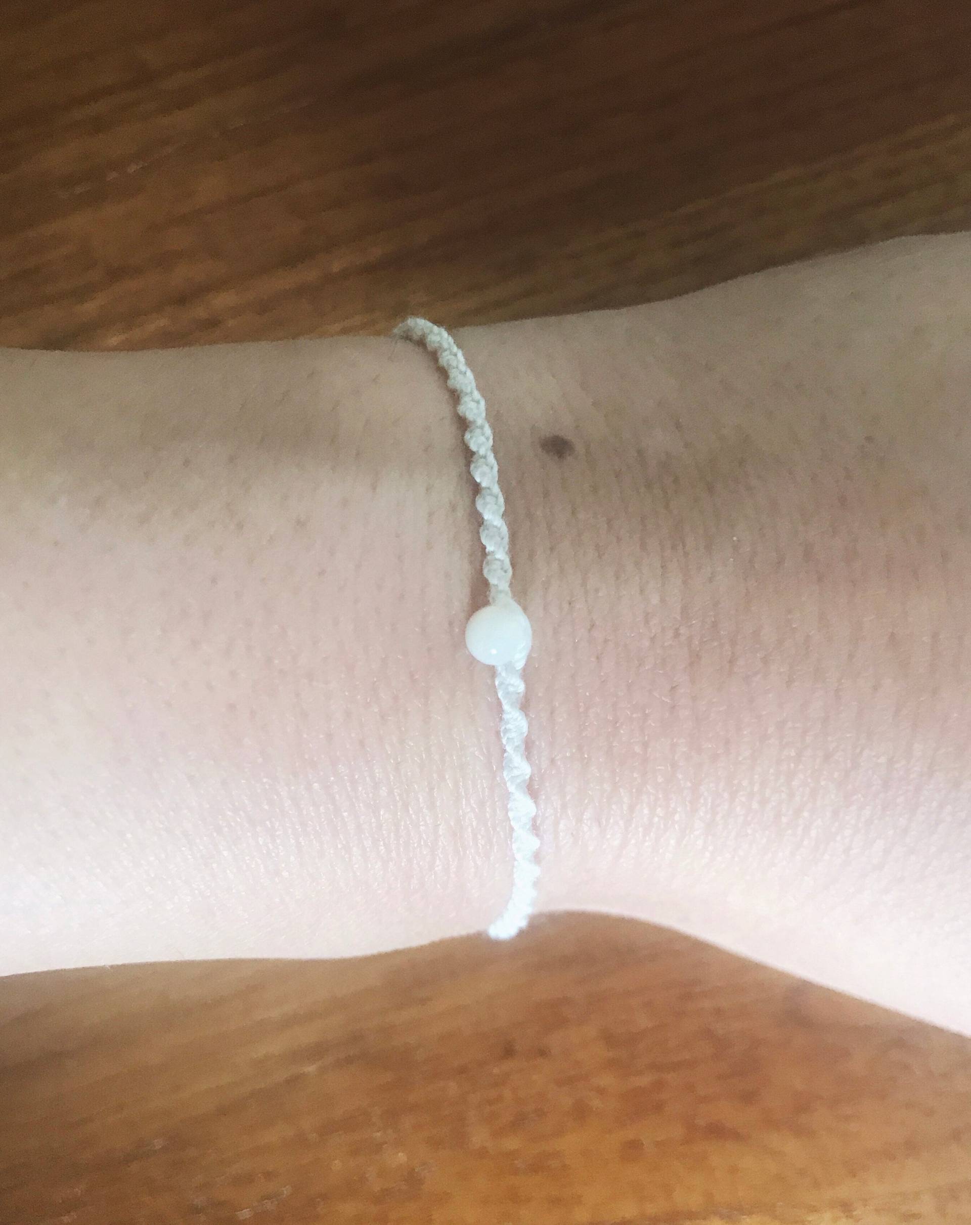 Zarte Geflochtene Weiße Seide Armband Mit Mondstein Perlen von LIVELOVESHINE13