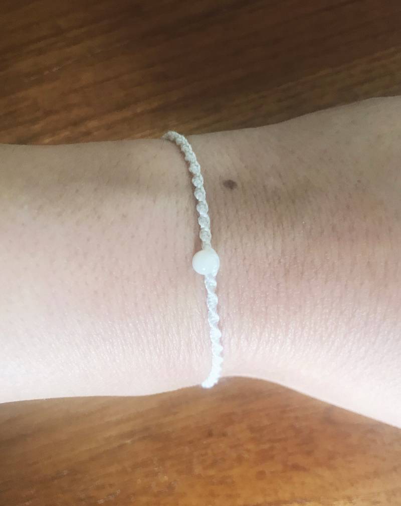 Zarte Geflochtene Weiße Seide Armband Mit Mondstein Perlen Zarte Geflochtene Weiße Seide Armband Mit Mondstein Perlen von LIVELOVESHINE13