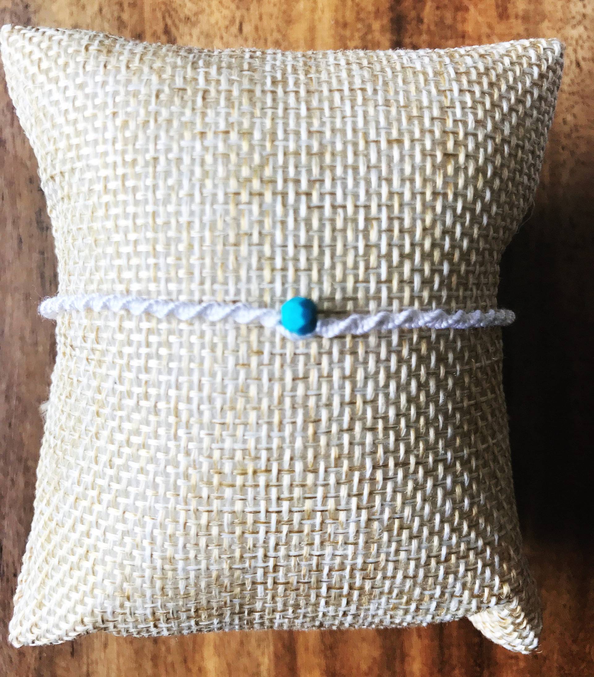 Zarte Weiße Makramee Geflochten Sei Seide Freundschaft Armband Mit Türkis Perle von LIVELOVESHINE13