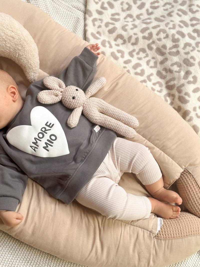 streng Limitierter Baby Pullover „Amore Mio" - in Hochwertiger Puffy-Optik | Grau Mit Weißem Oder Beigem 3D-Design Handgemacht Liebe von LIVYschmuckstueck