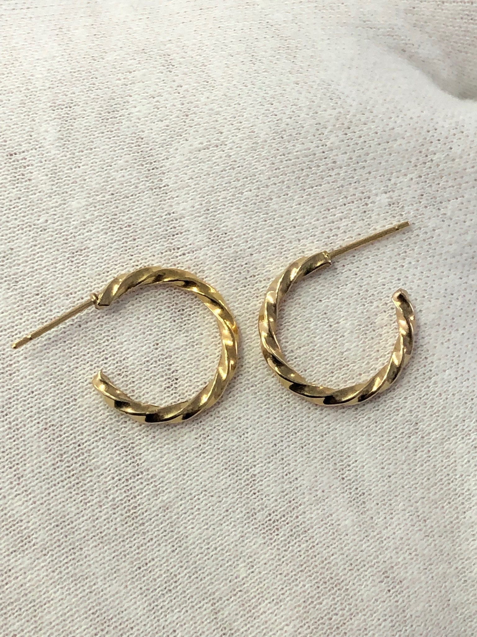 Liv 14K Gelbgold Seil Design Handgemachte Twist Hoop Ohrstecker 1, 4 Gramm W/Rückseiten von LIVbyLIVjewelers