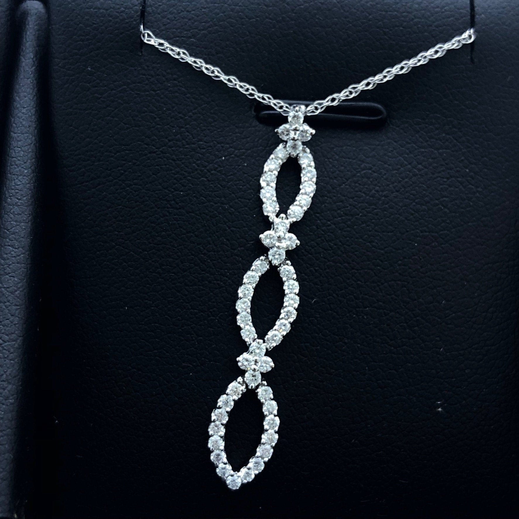 Liv 14K Weißgold & Diamanten G/Vs1 Rundschnitt Lang Halo Design Anhänger Halskette Geschenk von LIVbyLIVjewelers
