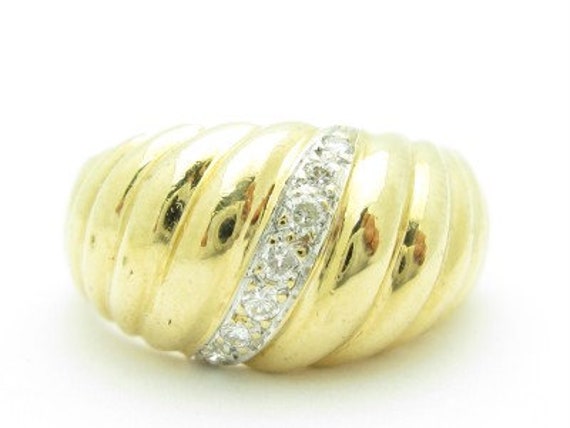 Liv Einzigartiger Massiver 14K Gelbgold-Echter Weißer Diamant Twist-Design-Breitbandring von LIVbyLIVjewelers