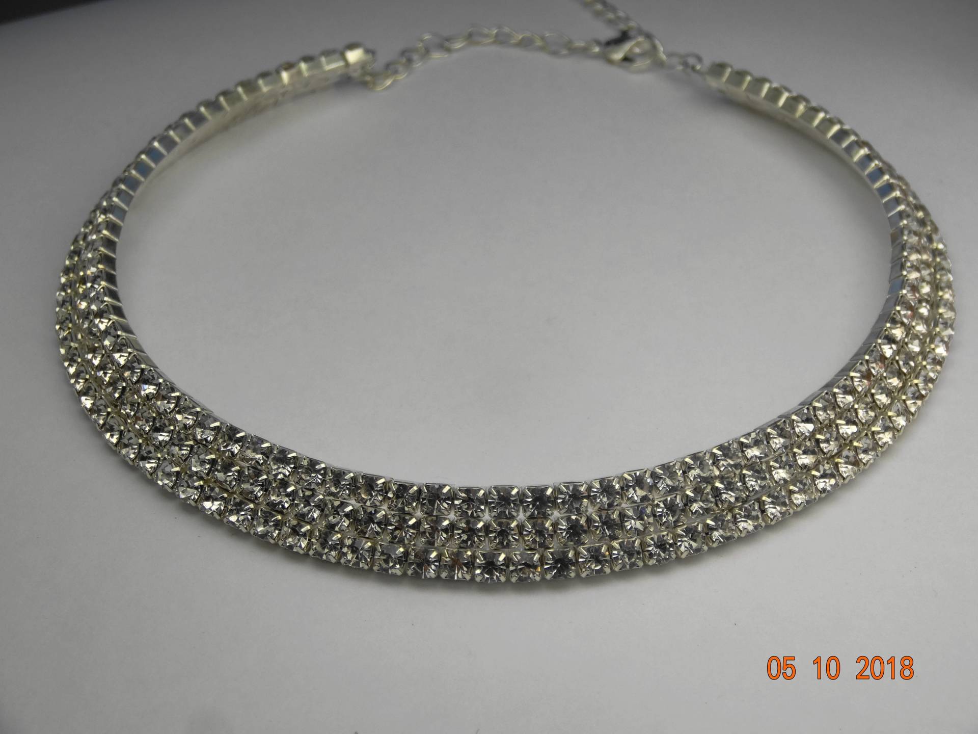 1980Er Jahre Super Funkelndes Chrom Metallhalsband Mit Über Zweihundert Kristallen von LIZZYLYONS