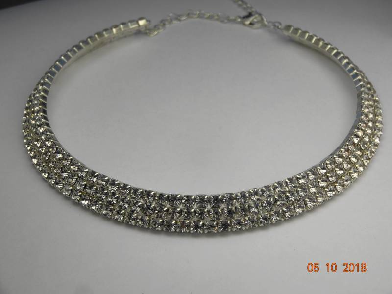 1980Er Jahre Super Funkelndes Chrom Metallhalsband Mit Über Zweihundert Kristallen 1980Er Jahre Super Funkelndes Chrom Metallhalsband Mit Über Zweihundert Kristallen von LIZZYLYONS