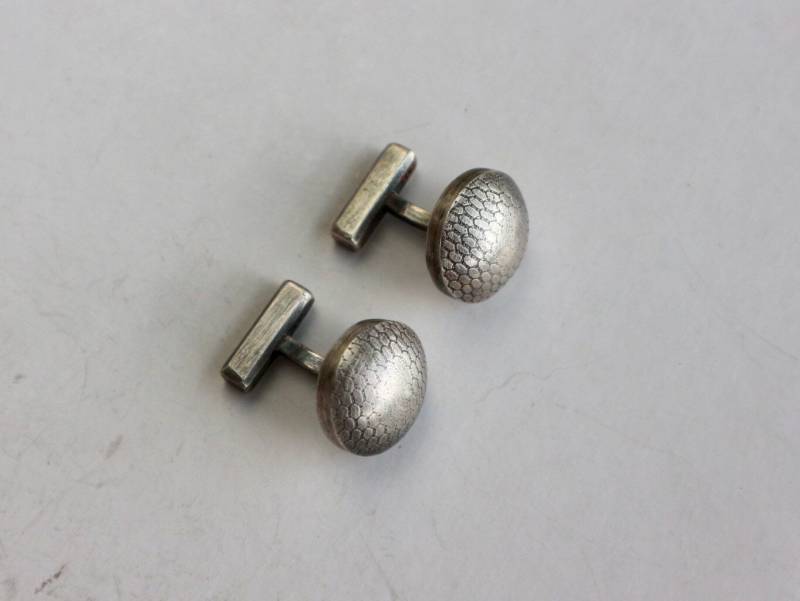 Hohlform Runde Silberne Manschettenknöpfe Mit Reifenspuren von LJMJewelrydesign