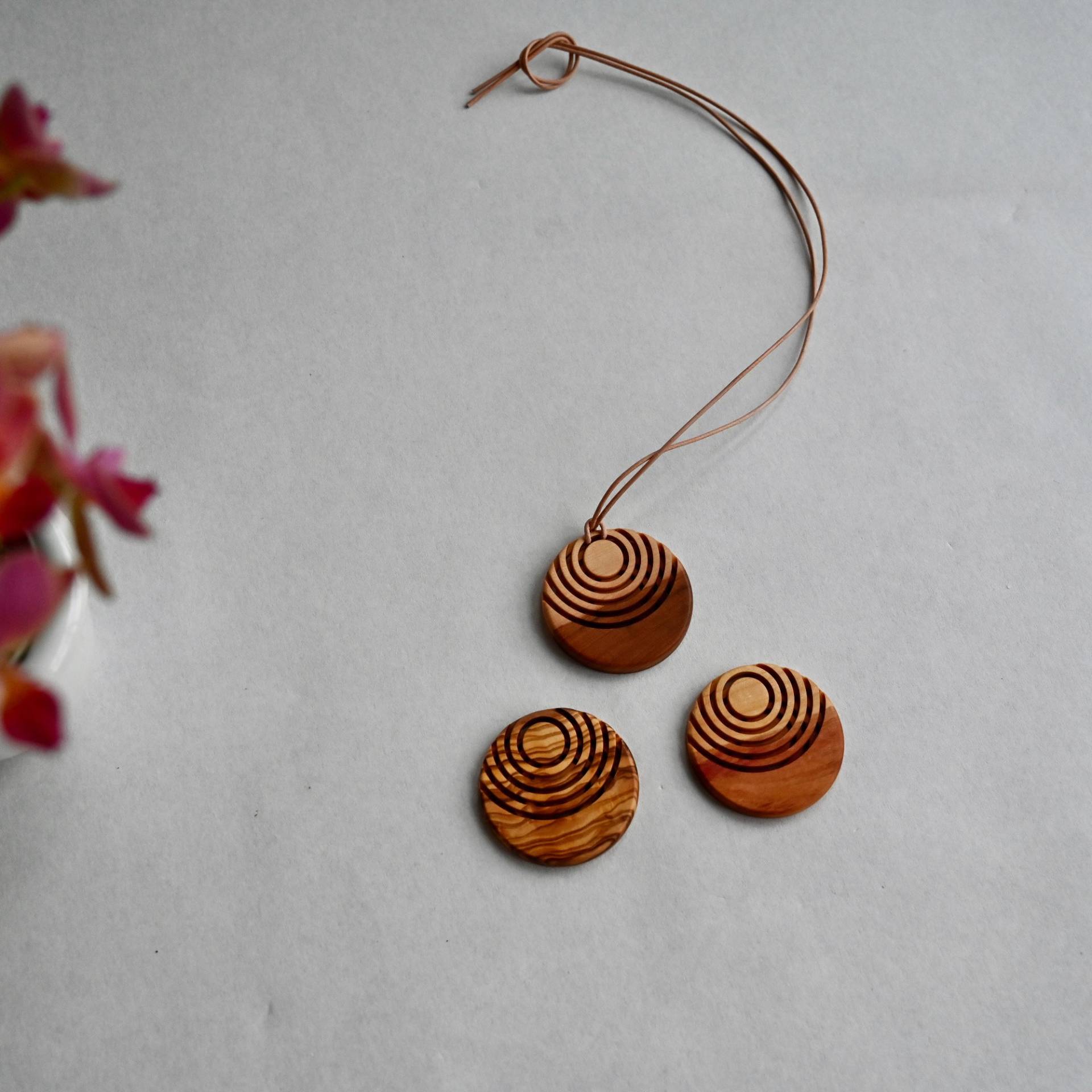 Lederkette, Halskette Aus Holz, Holzschmuck Anhänger, Handgemacht, Unikat, Dekoration, Geschenk Für Sie, Ihn Lederkette, Halskette Aus Holz, Holzschmuck Anhänger, Handgemacht, Unikat, Dekoration, Geschenk Für Sie, Ihn von LJWertholzveredelung