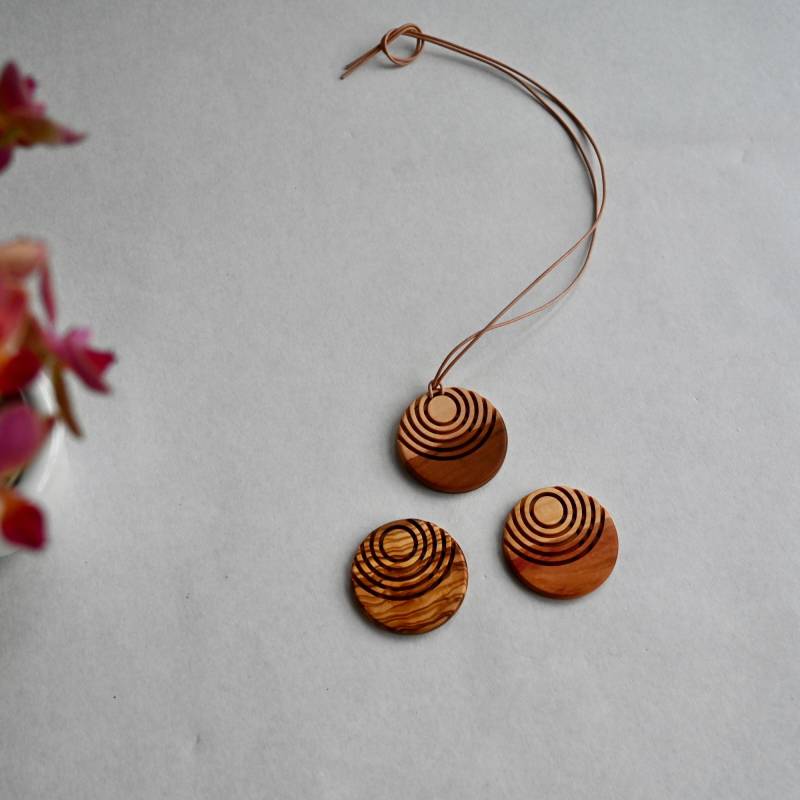 Lederkette, Halskette Aus Holz, Holzschmuck Anhänger, Handgemacht, Unikat, Dekoration, Geschenk Für Sie, Ihn Lederkette, Halskette Aus Holz, Holzschmuck Anhänger, Handgemacht, Unikat, Dekoration, Geschenk Für Sie, Ihn von LJWertholzveredelung