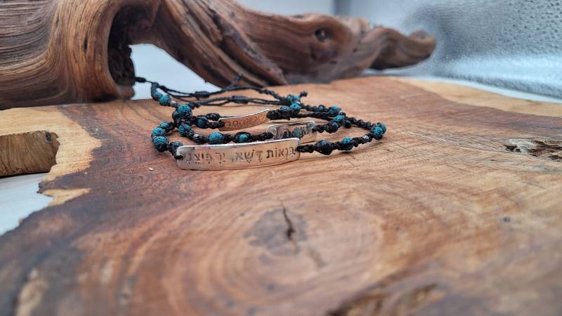 Graviertes Makramee Armband Mit Hellblauer Lava Und Sterling Silber Perlen, Personalisiertes Geschenk Handgravierten Buchstaben Symbolen von LJoyaDesigns