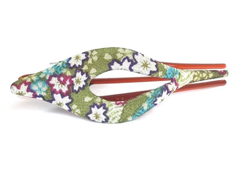 LK Trend & Style Haarclip Finch ist ein schlanker Clip mit Blumenmuster, durch die schlanke Länge greift die Spange viel Haar, Kimono Clip steht für Qualität, jeder Clip kann je nach Schnitt des Stoffes variieren, Unikat von LK Trend & Style