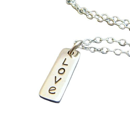 Halskette mit dem Wort „Love“ aus 925er Sterlingsilber|Kleiner rechteckiger Anhänger mit dem Wort „Love“|Romantisch|Vertikales Etikett|Kleiner, schlichter Anhänger für jeden Tag|Schmuck für sie | von LKBEADS
