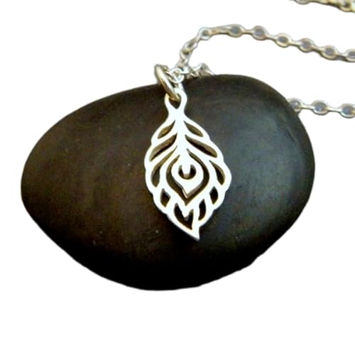 LKBEADS Halskette aus 925er Sterlingsilber mit kleiner Pfauenfeder|Zierlicher Anhänger|Schlicht und zart|Boho-Schmuck mit böhmischem Charme für jeden Tag|Geschenk | mit 45,7 cm | versilbert | 0518 von LKBEADS