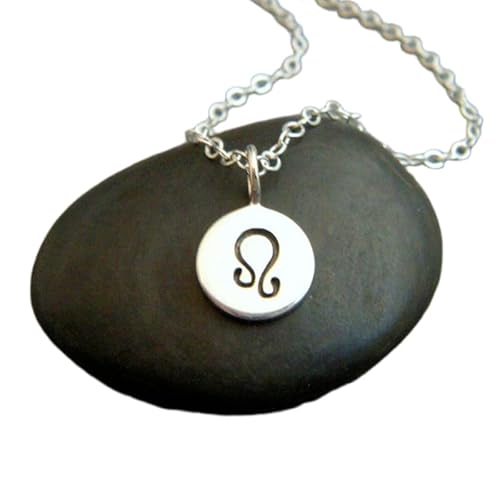 LKBEADS Löwe-Halskette aus 925er Sterlingsilber. Kleines Sternzeichen. Anhänger mit astrologischem Astrologie-Symbol. Schlichter Charm-Schmuck für jeden Tag | Mit 45,7 cm langer Kette | Versilbert | von LKBEADS