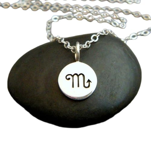 Skorpion-Halskette aus 925er Sterlingsilber. Kleiner Anhänger mit Sternzeichen, astrologischem Astrologiesymbol, schlichter Schmuckanhänger für jeden Tag | mit 45,7 cm langer Kette | versilbert | von LKBEADS
