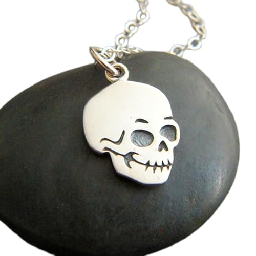 Totenkopf-Halskette aus 925er Sterlingsilber, kleine ausgehöhlte Augen, Halloween-Anhänger, schlichter Schmuck, zarter, zierlicher Anhänger, gruseliges Ghul-Geschenk | mit 45,7 cm | versilbert | von LKBEADS