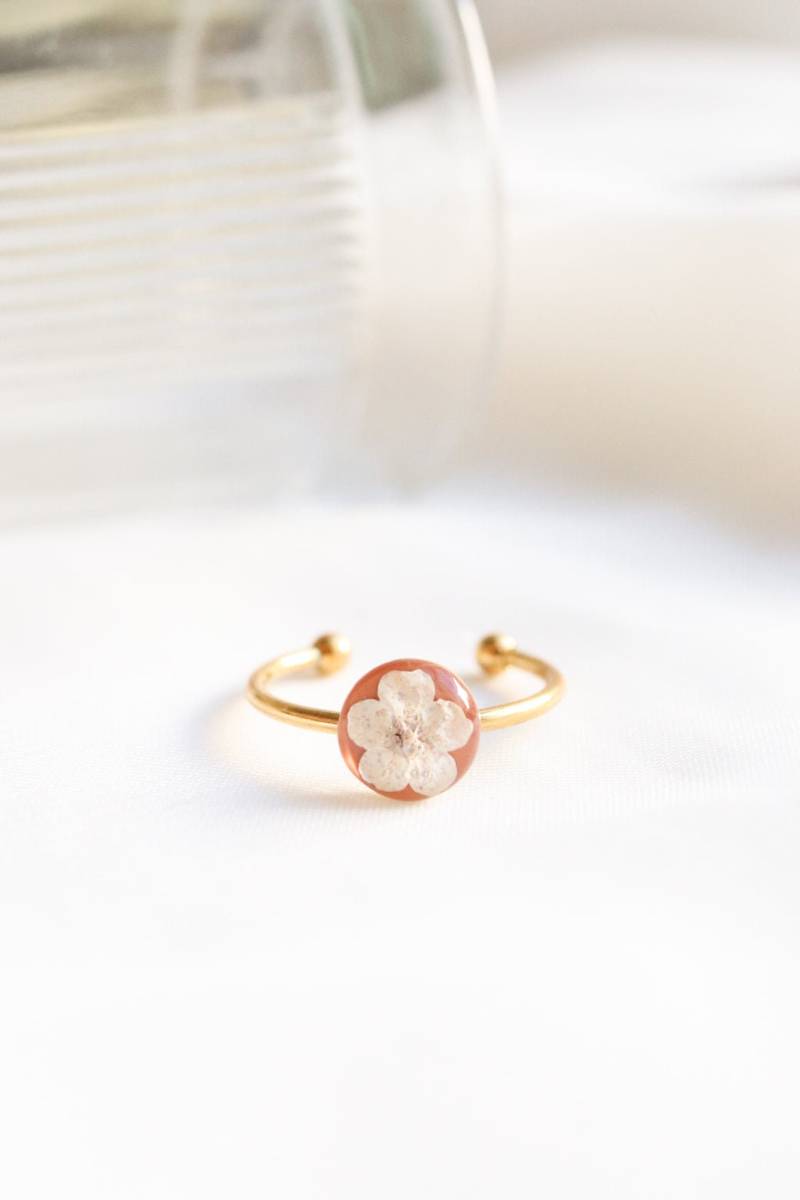 Einstellbar Harz Ring Echte Gepresste Weiße Blume, Gebrannte Orange Boho Ring Einstellbar Harz Ring Echte Gepresste Weiße Blume, Gebrannte Orange Boho Ring von LKEleganceShop
