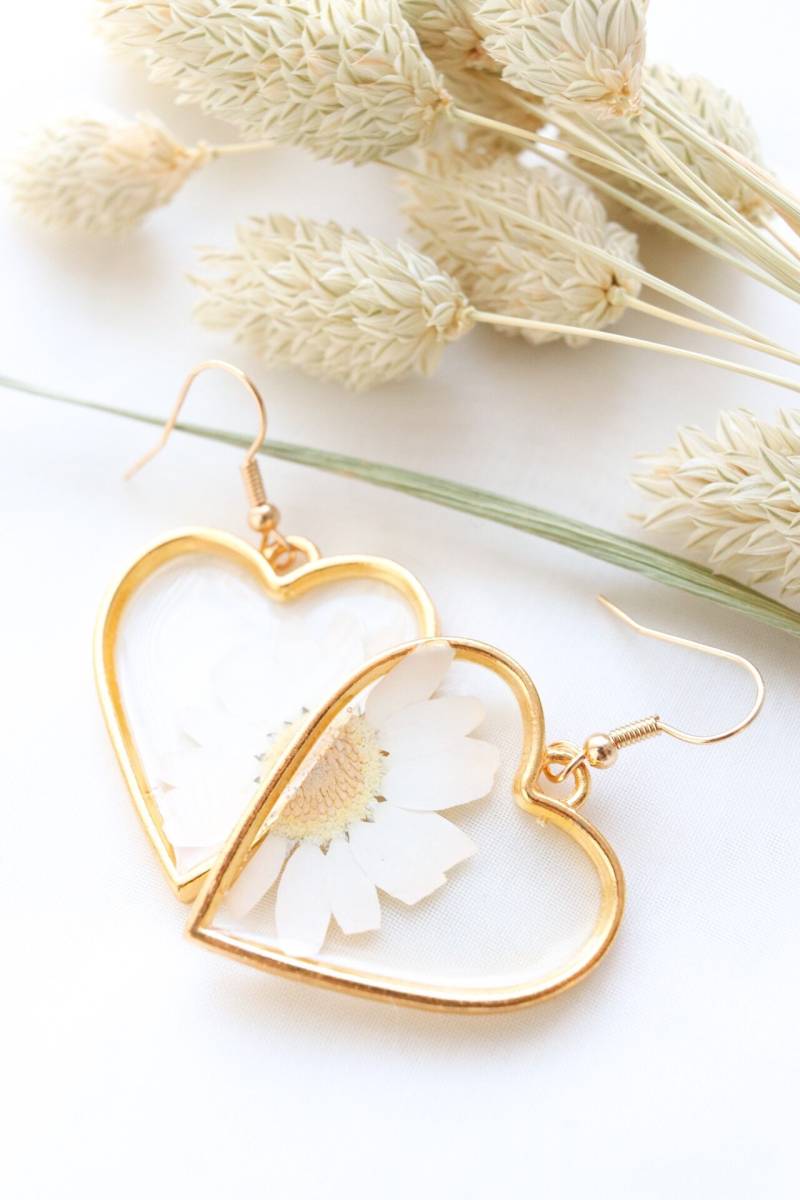 Handgemachte Gänseblümchen Blume Herz Ohrringe Vergoldetes Harz Schmuck Handgemachte Gänseblümchen Blume Herz Ohrringe Vergoldetes Harz Schmuck von LKEleganceShop