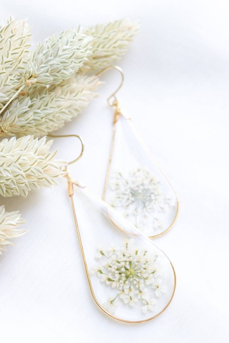 Gold Teardrop Ohrringe Echte Queen Anne's Lace Resin Blumenschmuck Gold Teardrop Ohrringe Echte Queen Anne's Lace Resin Blumenschmuck von LKEleganceShop