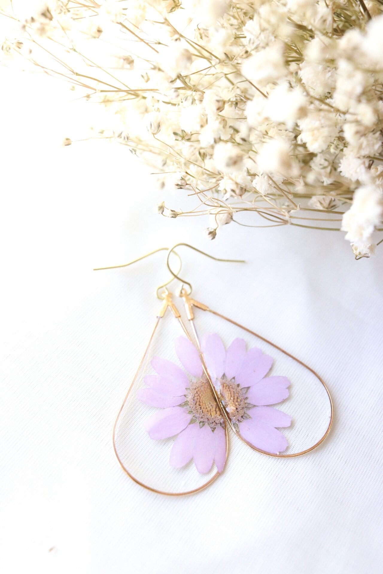 Lila Gänseblümchen Harz Ohrringe 18K Gold Plated Teardrop Pflanzen Schmuck Lila Gänseblümchen Harz Ohrringe 18K Gold Plated Teardrop Pflanzen Schmuck von LKEleganceShop