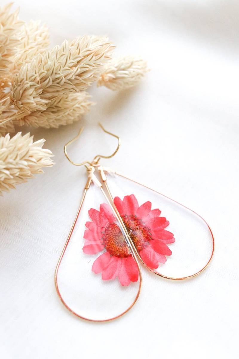 Rotes Gänseblümchen Harz Ohrringe 18K Gold Plated Teardrop Pflanzen Schmuck Rotes Gänseblümchen Harz Ohrringe 18K Gold Plated Teardrop Pflanzen Schmuck von LKEleganceShop