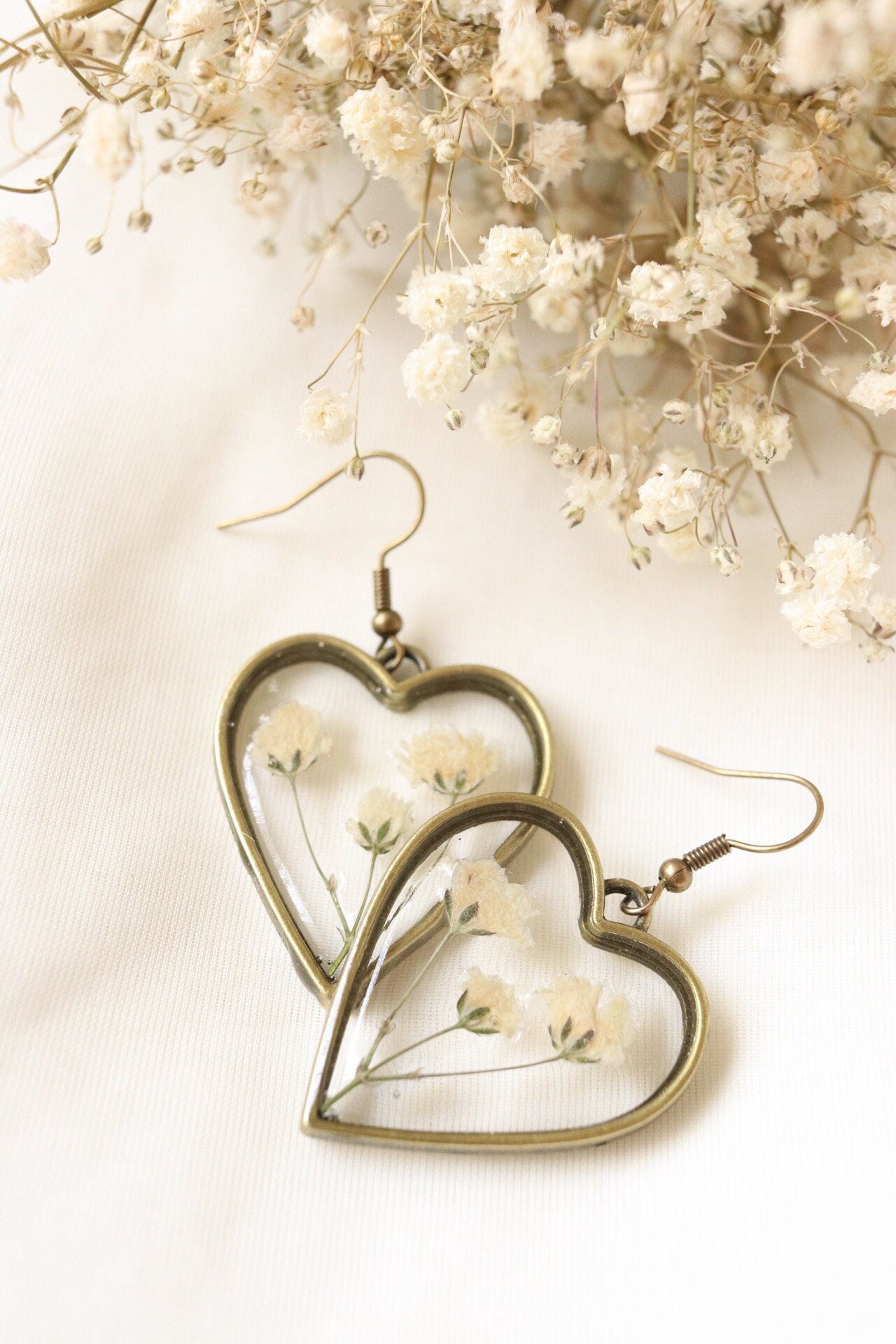 Schleierkraut Herz Ohrringe Vintage Bronze Gepresste Blumen-Harz Ohrhänger Schleierkraut Herz Ohrringe Vintage Bronze Gepresste Blumen-Harz Ohrhänger von LKEleganceShop