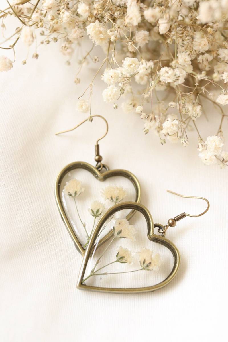 Schleierkraut Herz Ohrringe Vintage Bronze Gepresste Blumen-Harz Ohrhänger Schleierkraut Herz Ohrringe Vintage Bronze Gepresste Blumen-Harz Ohrhänger von LKEleganceShop