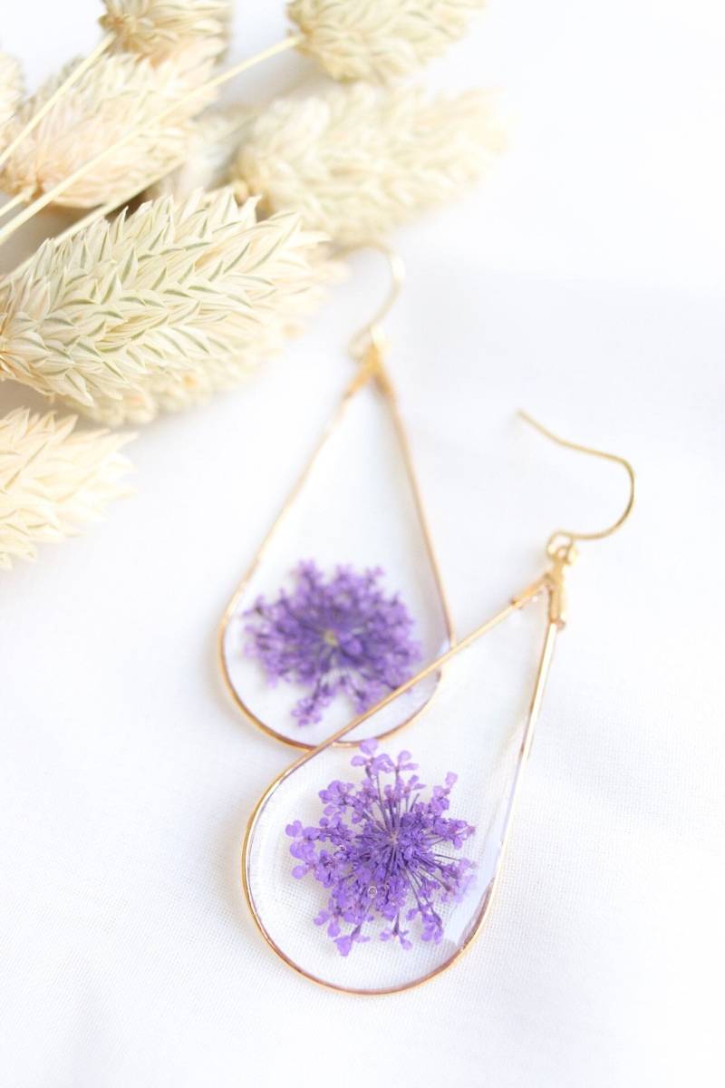 Gold Teardrop Creolen Gepresste Lila Dillblüten von LKEleganceShop