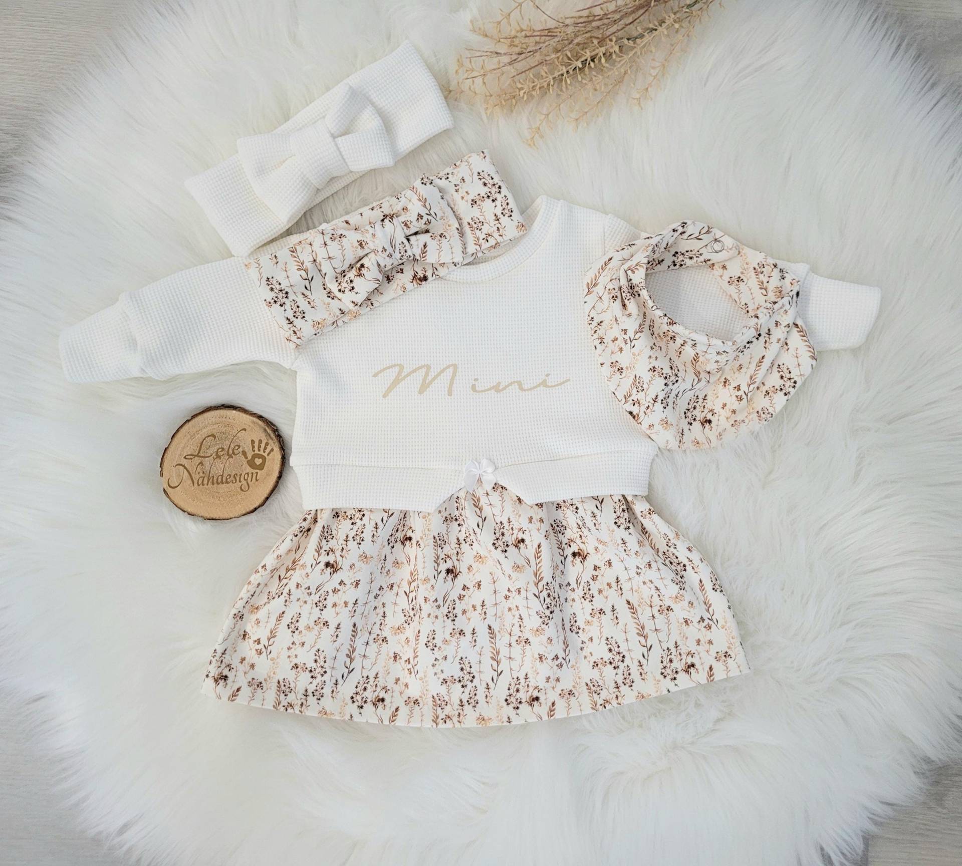 Girly Sweater Mit Lätzchen, Taufkleid Blumenmuster Weiss/Beige, Personalisierbar von LLNaehdesign