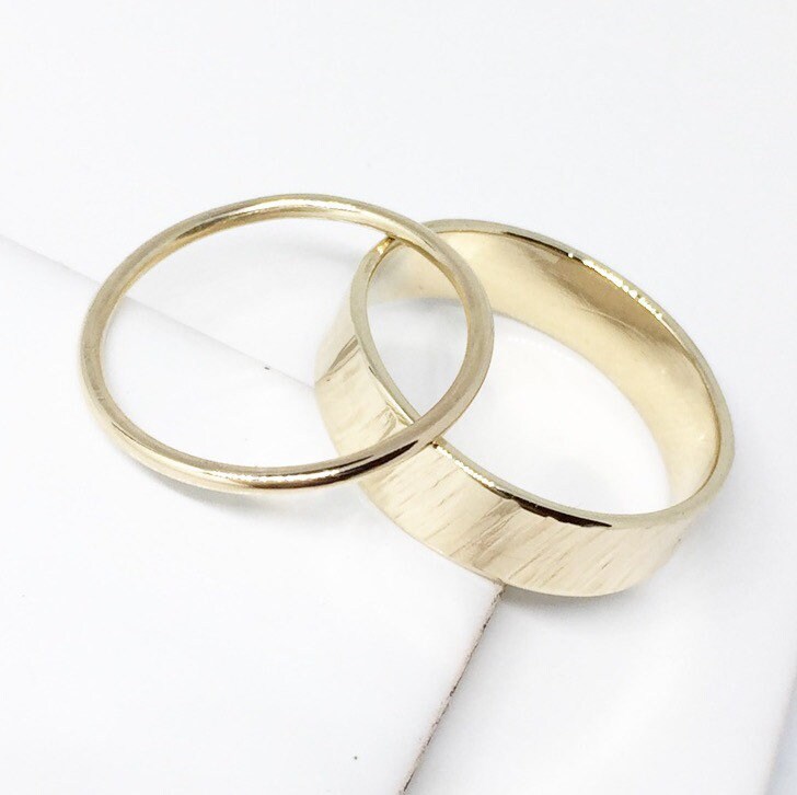 9 Karat Gelbgold Trauring Set Gehämmerte & Schlichte Ringe von LMJewellery