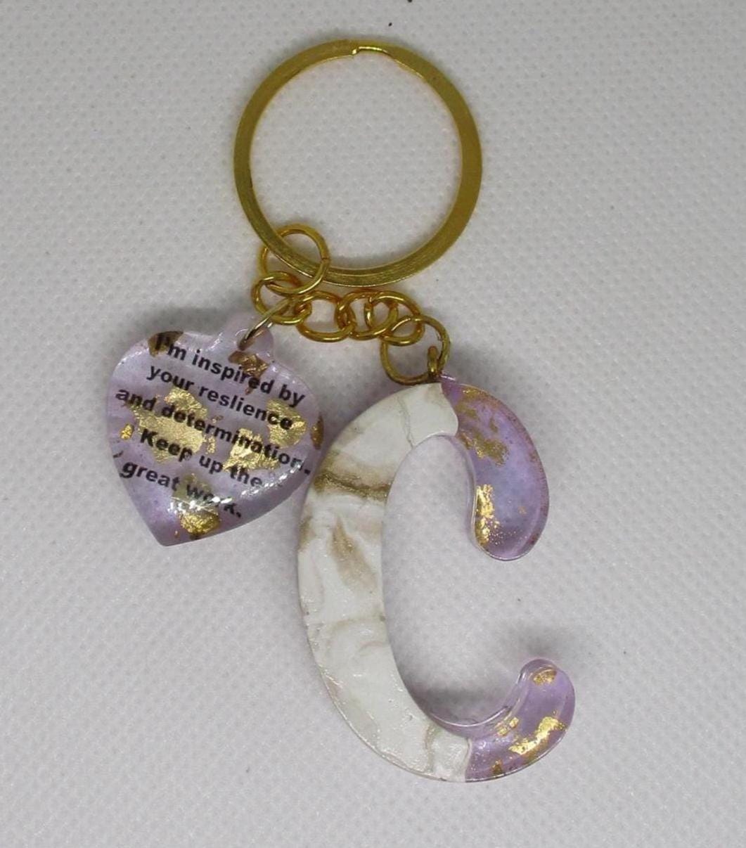 Personalisierter Buchstaben Schlüsselanhänger | Geldbörse Charm Taschenanhänger Maßanfertigung Kunstharz Aufmunterungsgeschenk Lavendel Silber von LMLKCreations