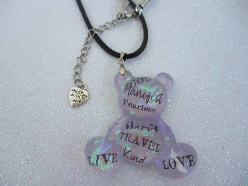 Teddy Bär Halskette | Ermutigungsgeschenk Tochter Geschenke Schillernder Schmuck Freund Lila Anhänger Gießharz von LMLKCreations