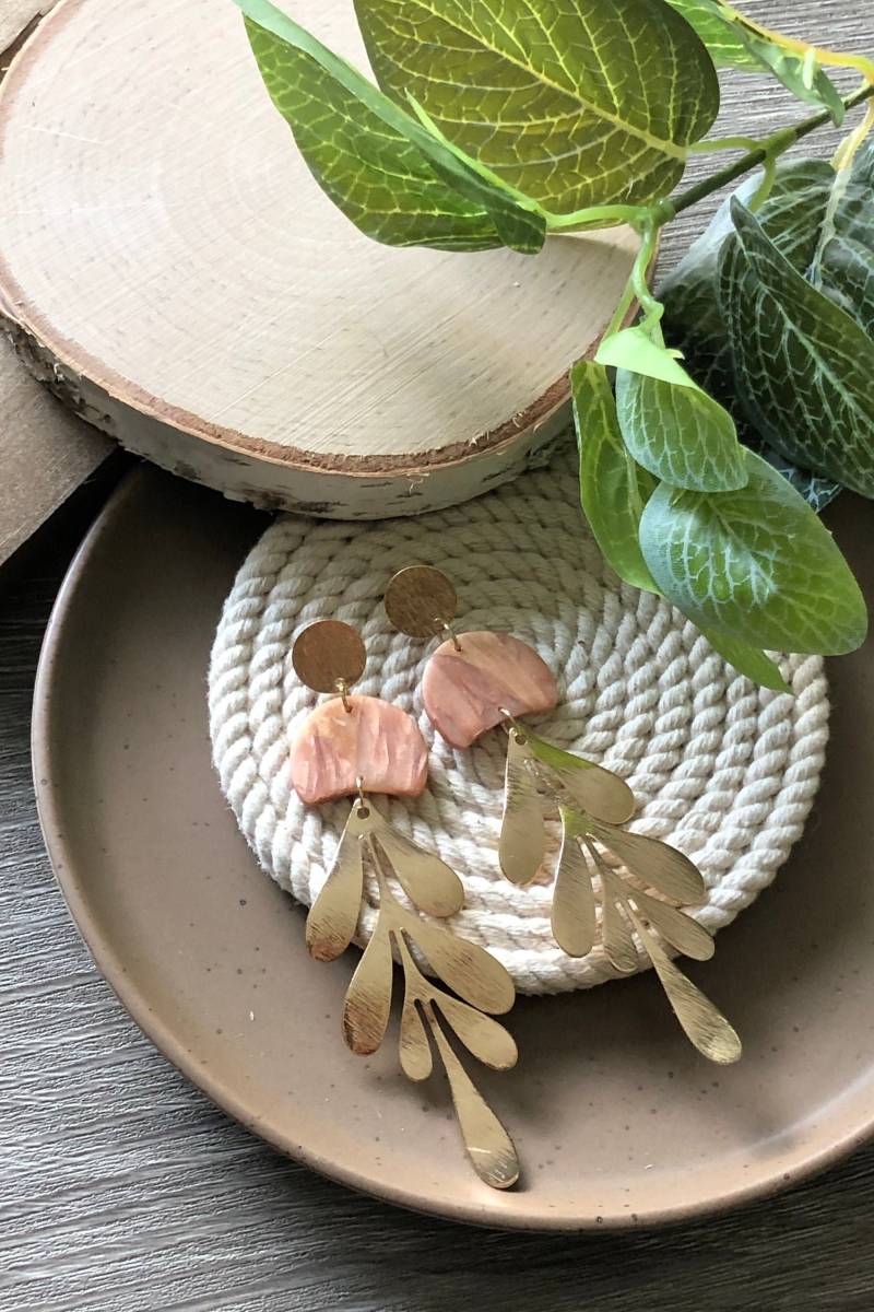 Roségold-Blatt-Ohrringe Leichte Statement-Ohrringe Aus Polymer-Ton von LMilesHandmade