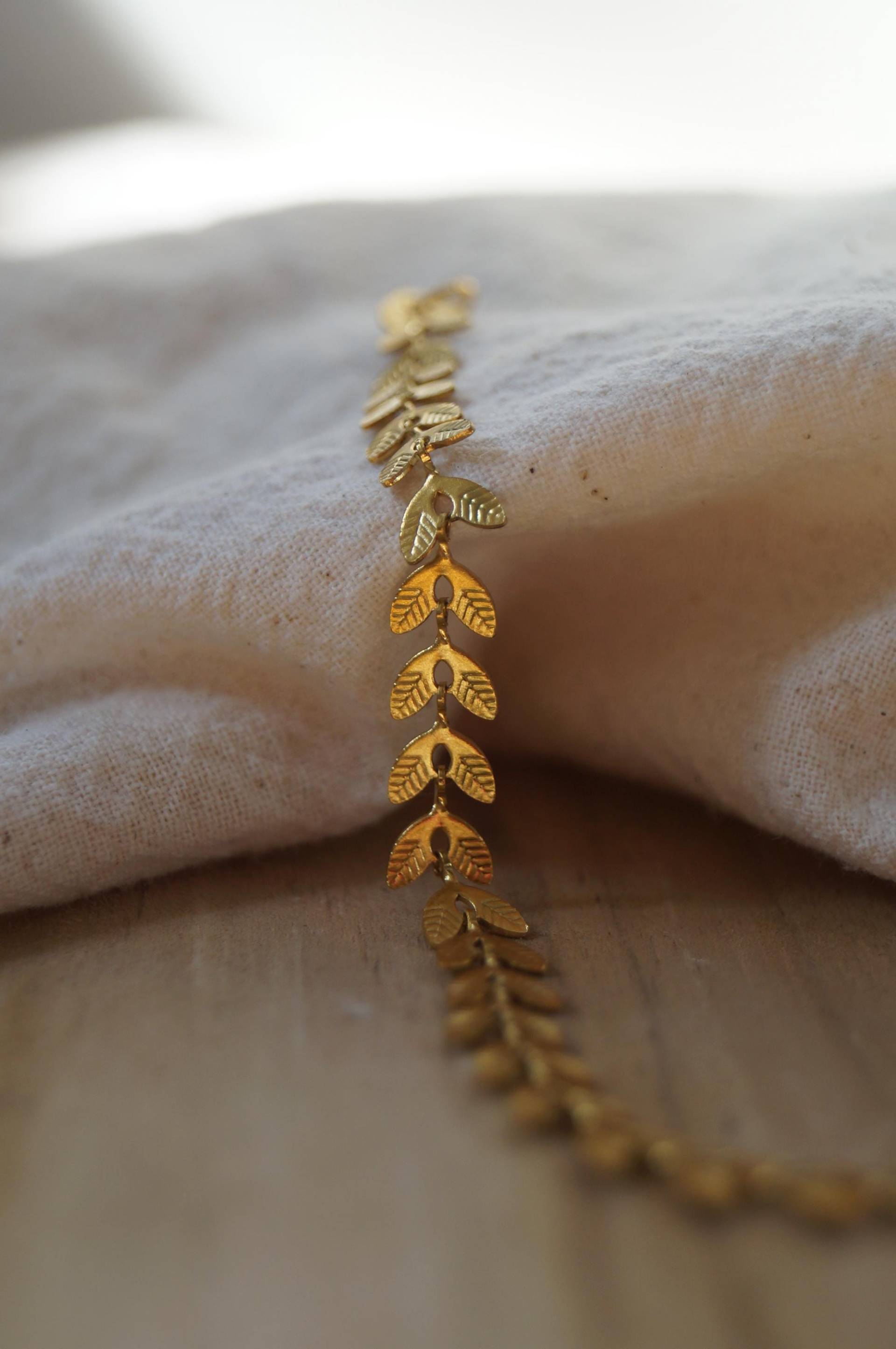 Goldenes Blätter-Armband Aus Edelstahl - Filigranes Schmuckstück Für Jeden Anlass von LMsocialdesign