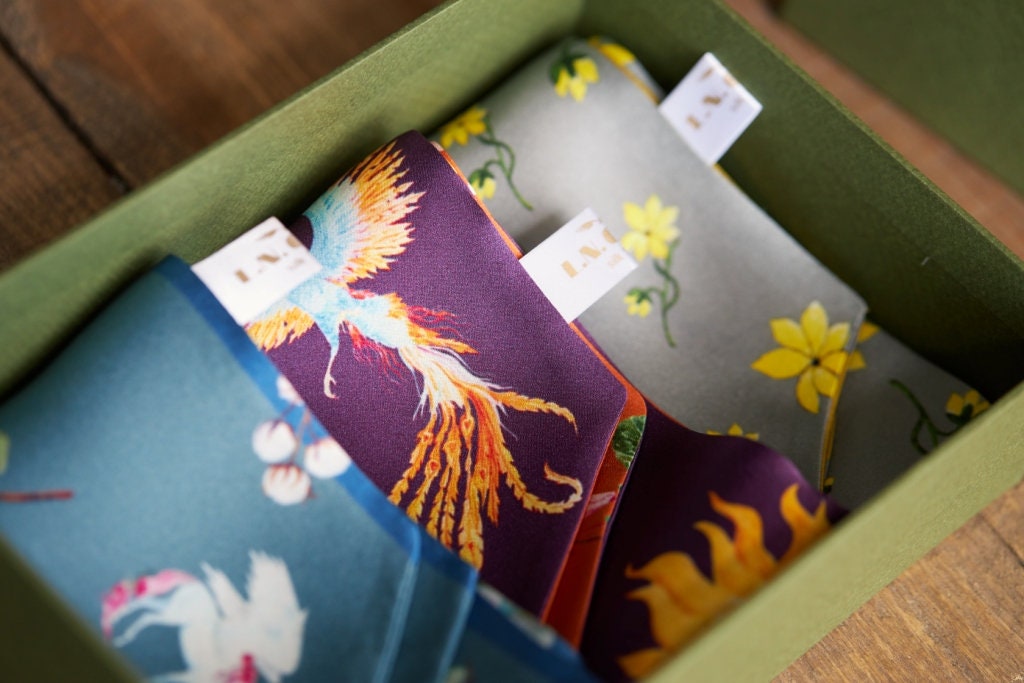 Geschenkpackung Mit Drei Seidenschals, Geschenkset Für Sie von LNGUFO