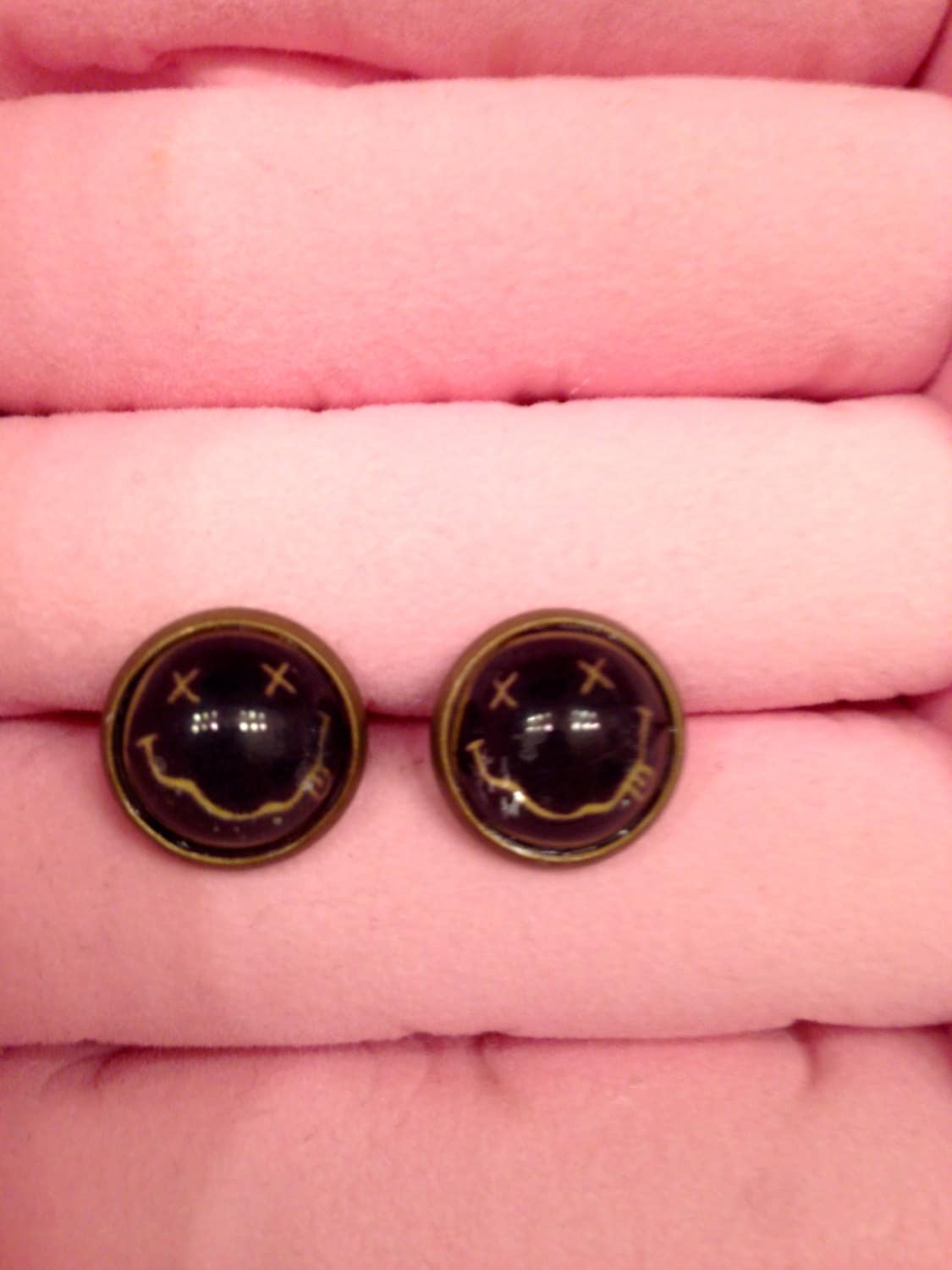 Handgemachte Nirvana "Smiley Face' Ohrstecker | 12mm Handgemachte Nirvana "Smiley Face' Ohrstecker | 12mm von LNTRN